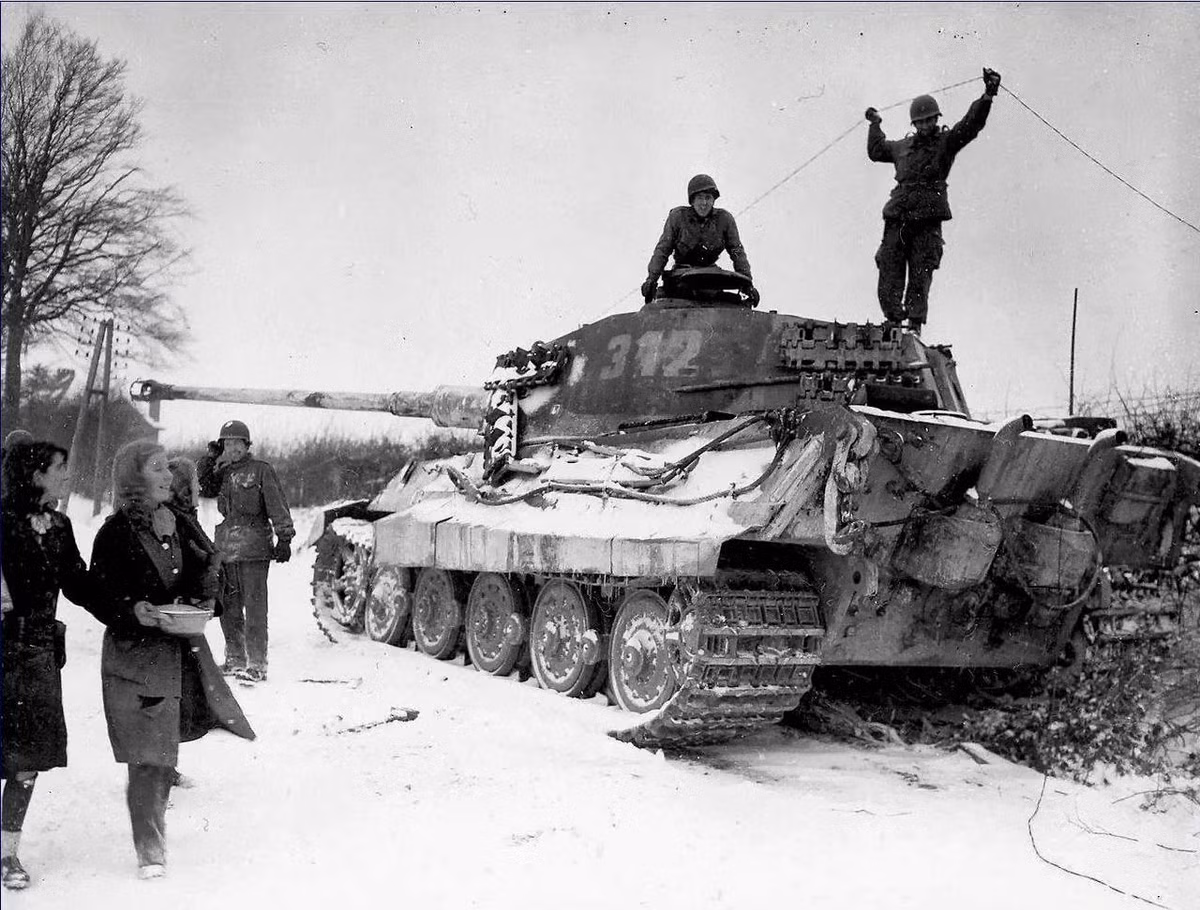 Đạn xuyên thép 85 mm của xe tăng hạng trung Xô Viết T-34/85 không thể xuyên thủng lớp vỏ thép dày phía trước của Vua Cọp thậm chí ở khoảng cách 300 mét. Thử nghiệm cho thấy, đạn pháo 85mm của Nga và 76mm của Mỹ chỉ có thể xuyên phá sườn và tháp pháo Vua Cọp ở khoảng cách 800 tới 2.000 mét. Pháo ZIS-3 và F-34 (76mm) nhìn chung không thể xuyên phá mặt trước và sườn xe tăng này. Để xuyên phá được giáp trước Tiger II, cần phải có những loại xe tăng hạng nặng trang bị pháo cỡ nòng 100mm trở lên.