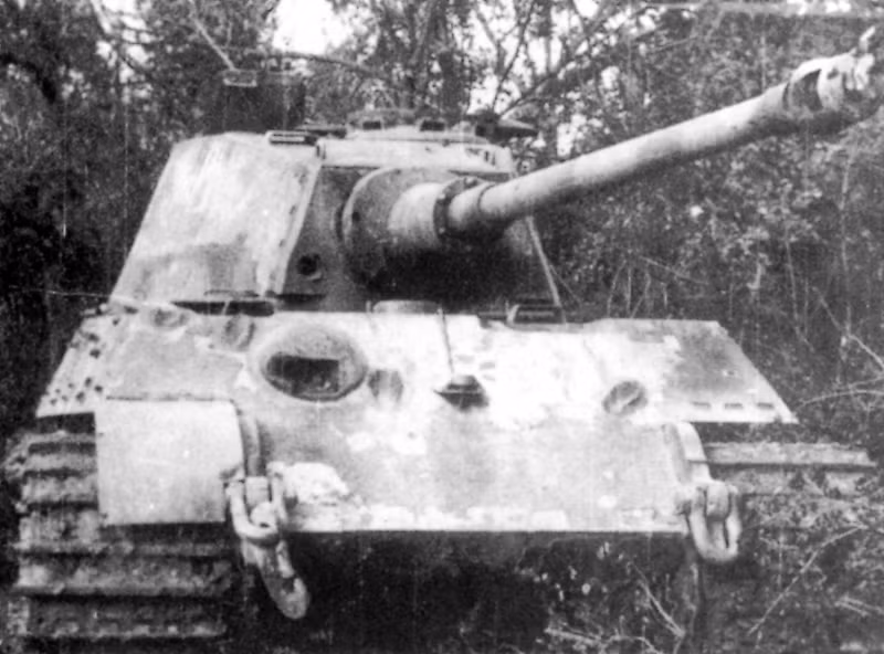 Giáp trước thân xe Tiger II dày 150mm nghiêng 50° (tương đương 230mm thép đặt thẳng đứng). Giáp trước tháp pháo dày 180mm nghiêng 10° (tương đương 190mm thép đặt thẳng đứng). Đây là loại xe có vỏ giáp dày nhất của Đức trong thế chiến 2. Trong các loại xe tăng của Đồng Minh, chỉ có IS-2 là có vỏ giáp phía trước tương đương Tiger II (giáp phía hông xe thì IS-2 dày hơn chút ít).