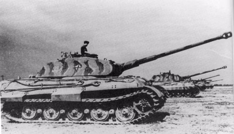 Thế nhưng, giấc mộng xoay chuyển tình thế, âm mưu bá chủ toàn cầu của Hitler đã không thành hiện thực, xe tăng Tiger II thất bại thảm hại trước quân đồng minh, hầu hết đều “bỏ mạng” trên chiến trường. Tại sao lại như vậy? tại sao một cỗ tăng bọc giáp “khủng” nhất, hỏa lực mạnh mẽ lại thất bại?
