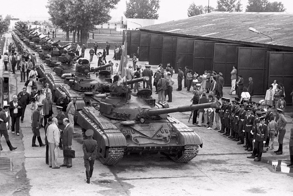 Ngoài ra, chi phí sản xuất cao kéo theo đơn giá một chiếc đắt khủng khiếp đã khiến cho xe tăng T-64 không chỉ không được xuất khẩu mà còn không được trang bị rộng rãi cho Hồng quân Liên Xô. Nó hầu như chỉ trang bị cho đơn vị bộ binh cơ giới tinh nhuệ chốt giữ khu vực trọng yếu của Liên Xô và khối Warszawa như Đông Đức và Hungary.