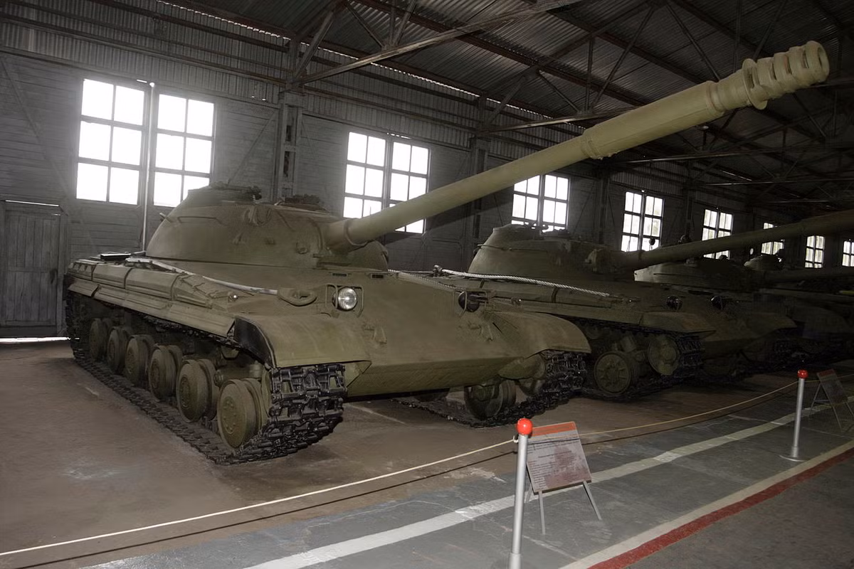 Trước hết, hãy cùng tìm hiểu về xe tăng chủ lực T-64 tối tân nhất Liên Xô giai đoạn 1960-1970. Chương trình phát triển T-64 được khởi động ngay từ giữa những năm 1950 với đề án Object 430 tạo ra mẫu tăng vượt trội T-54, đáp ứng cuộc chiến chống lại xe tăng phương Tây thời bấy giờ. Sau nhiều cải tiến, nghiên cứu, chế thử, đến năm 1966, xe tăng T-64 mới được Ban chấp hành Trung ương Đảng Cộng sản Liên Xô và Hội đồng bộ trưởng Liên Xô chấp nhận trang bị cho Hồng quân.