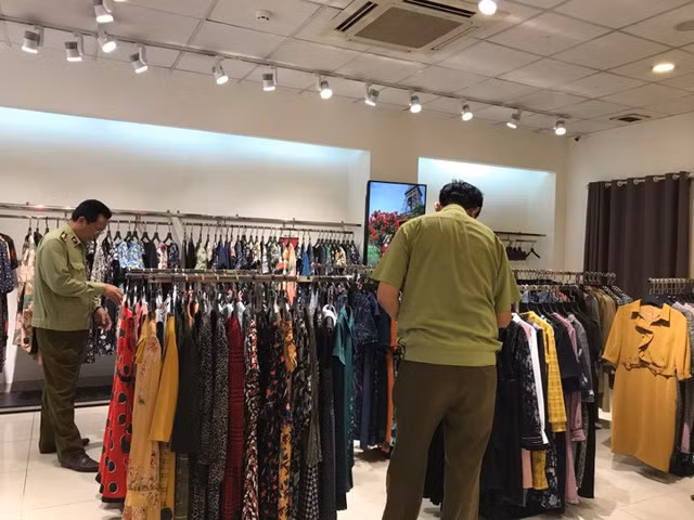 Ngày 11/11, Đội Quản lý thị trường (QLTT) số 14 thuộc Cục QLTT Hà Nội kiểm tra 5 cửa hàng của Seven.Am tại tại phố Tôn Đức Thắng, Thái Hà (Đống Đa), Kim Đồng (Hoàng Mai), Trần Phú (Hà Đông), Nguyễn Văn Cừ (Long Biên).