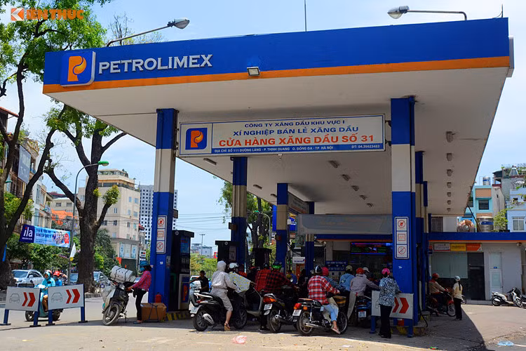 Với giá xăng A95 được công bố vào ngày 8/5 (20.911 đồng/lít), ước tính, số thuế phí mà người tiêu dùng khi mua một lít xăng phải trả là khoảng 8.000 đồng.