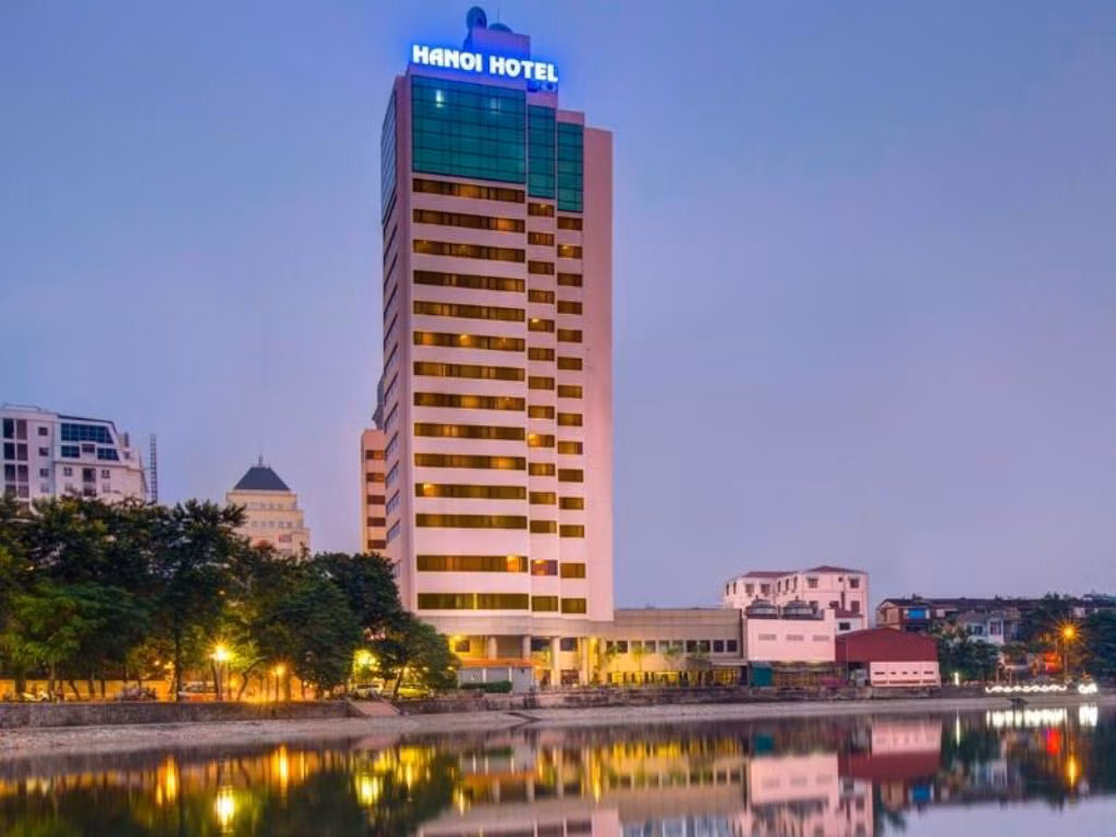 Bên cạnh đó, tại quận Ba Đình (Hà Nội) có cũng có tới 13 khách sạn không bảo đảm các điều kiện PCCC, như khách sạn Hà Nội (D8 Giảng Võ), tại thời điểm kiểm tra chưa xây đê chống dầu tràn. Ảnh: agoda.com.