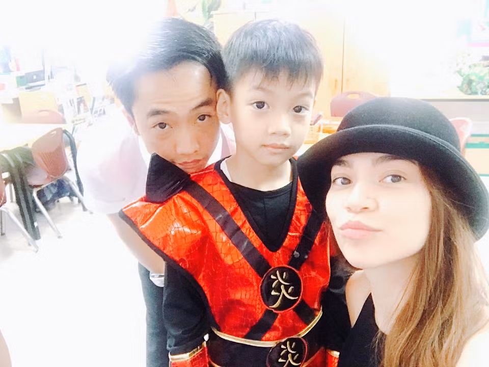 Trong số những bóng hồng gắn bó với Cường Đô La, Hồ Ngọc Hà là mối tình lâu dài nhất. Họ đến với nhau ở thời điểm cô chưa nổi tiếng như bây giờ, vượt qua nhiều sóng gió từ gia đình cùng dư luận. Dù chưa bao giờ tổ chức lễ cưới nhưng hai người được gắn kết với nhau bởi một đứa con chung. Ảnh: 2Sao.