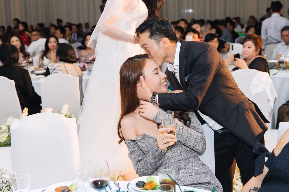 Mới đây nhất, vị đại gia này được cho là đang qua lại với người mẫu Đàm Thu Trang (dân tộc Tày, SN 1989 tại Lạng Sơn). Dù không xác nhận chính thức nhưng bạn bè hai người đã sớm gửi lời chúc mừng. Trước đó, trên trang cá nhân, hai người thường khéo léo gử những lời nhắn nhủ dành cho đối phương, cũng không phủ nhận tin đồn tình cảm. Ảnh: sao360.vn.