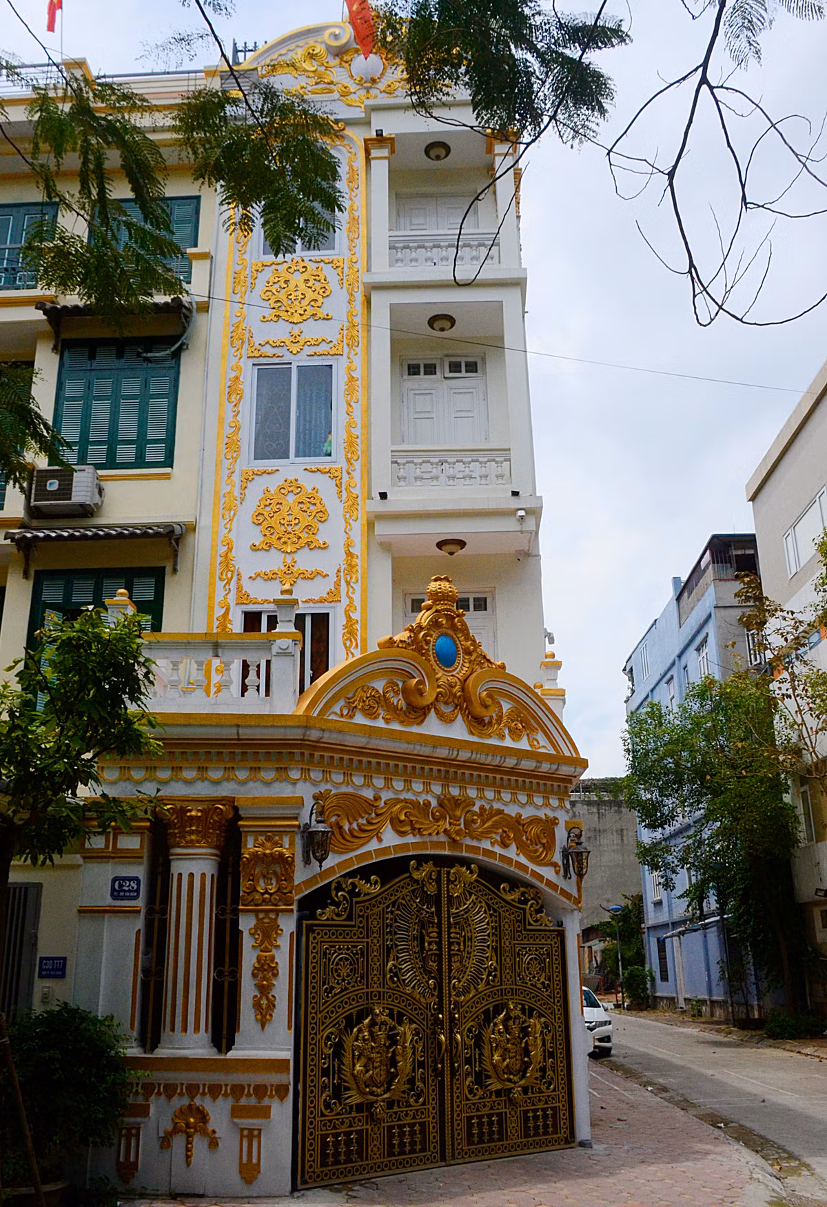 Toàn bộ mặt tiền của căn biệt thự được gia chủ sơn trắng, làm nổi các chi tiết gờ phào, họa tiết ban công, kính các ô cửa.