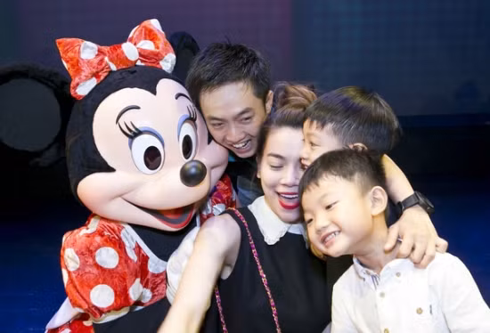 Sau gần 8 năm bên nhau, đầu năm 2014, doanh nhân Cường Đô La còn ngỏ lời cầu hôn vợ mình ngay trên trang cá nhân. Không ngờ, cuối năm, họ tuyên bố chia tay. Mặc dù ly hôn nhưng Cường Đô La vẫn quan tâm đến vợ cũ. Ảnh: Ttvn.vn.