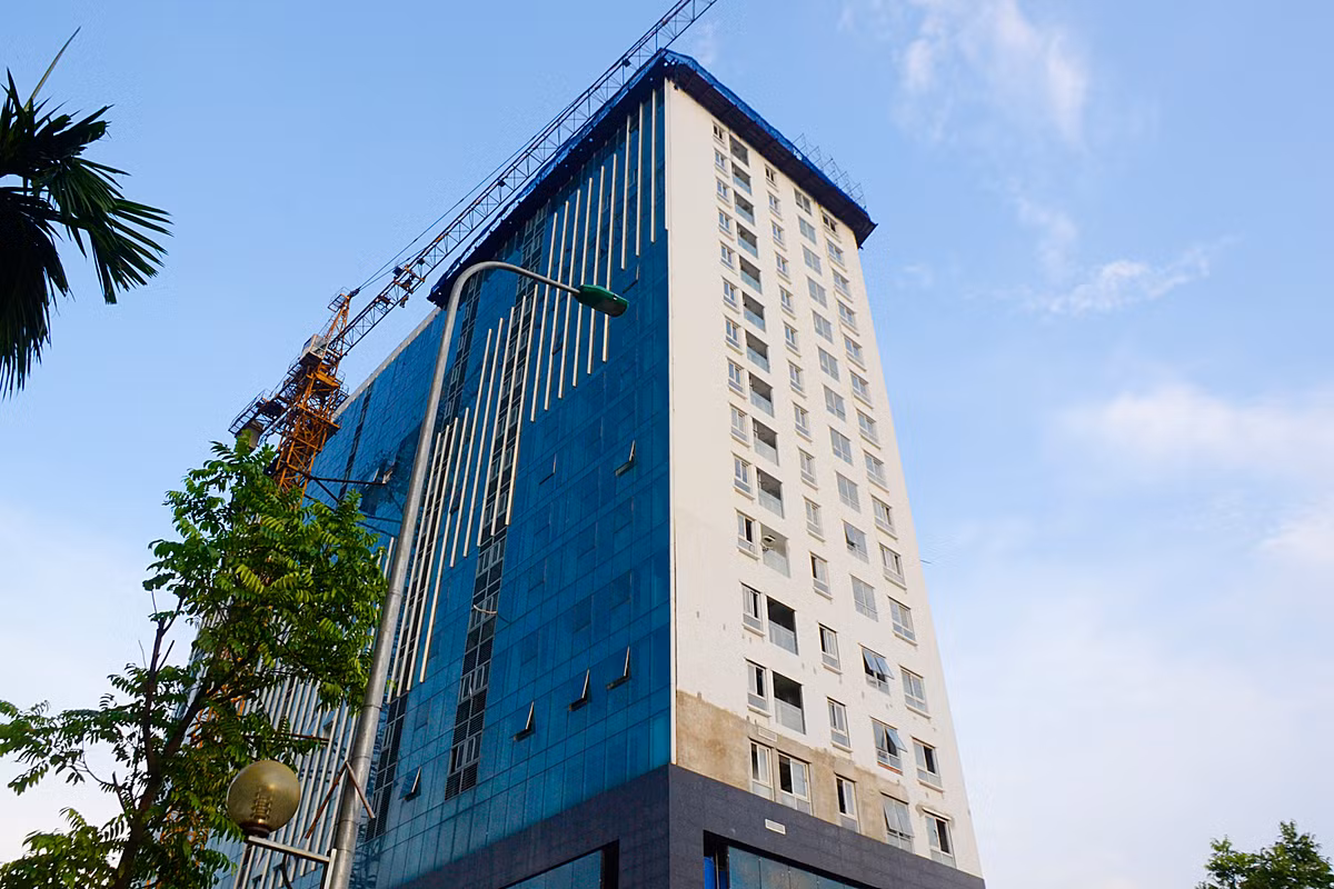 Theo đó, UBND quận Ba Đình, UBND phường Điện Biên đang khẩn trương phối hợp với đơn vị tư vấn lập phương án phá dỡ; hoàn thiện phương án, giải pháp đảm bảo an toàn cho người, công trình lân cận, đảm bảo an toàn cho phần công trình còn lại sau phá dỡ. Sau khi hoàn thiện phương án, giải pháp phá dỡ, UBND quận Ba Đình sẽ tổ chức thực hiện các bước tiếp theo quy định.