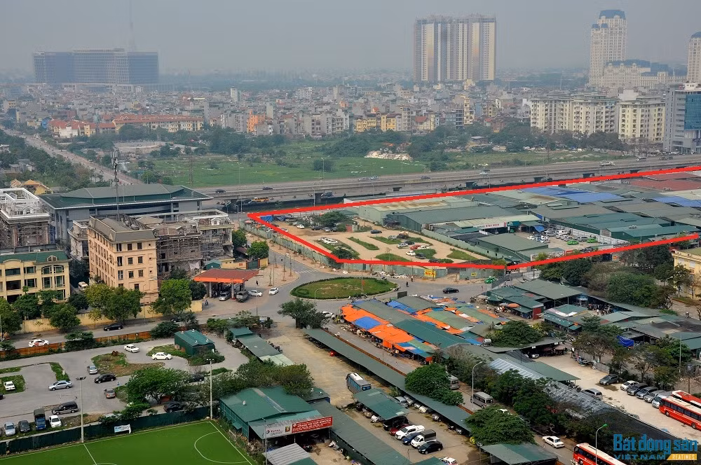 Tại Hà Nội, Handico được UBND TP. Hà Nội cho phép sử dụng tạm mặt bằng các ô đất để làm kho xưởng và được đồng ý cho xây dựng các công trình nhà tạm (nhà khung thép, mái tôn, kết cấu đơn giản không kiên cố, dễ tháo dỡ) để khai thác tạo nguồn thu bù đắp chi phí đầu tư xây dựng.... Ảnh: Reatimes.