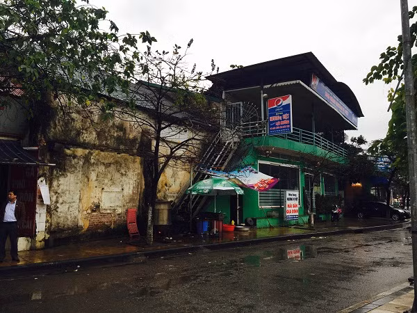 Theo đó, Thanh tra kiến nghị UBND Hà Nội yêu cầu chấm dứt các hợp đồng cho cá nhân tổ chức thuê nhà đất trong khuôn viên Hãng phim truyện Việt Nam để kinh doanh trái quy định. Quá thời hạn ba tháng, nếu Hãng phim truyện Việt Nam không xử lý dứt điểm được nội dung trên, Thanh tra đề nghị xem xét, quyết định thu hồi diện tích đất vi phạm Luật đất đai theo quy định. Ảnh: ANTT.