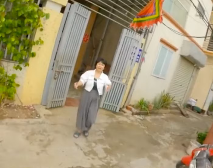 Nhặt được chiếc ví, chàng trai mang đến tận nơi và cái kết bất ngờ Nhat duoc chiec vi, chang trai mang den tan noi va cai ket bat ngo