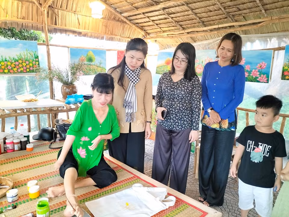 Huynh Thi Xam: Nghi luc cua nu hoa si ve tranh bang chan-Hinh-8