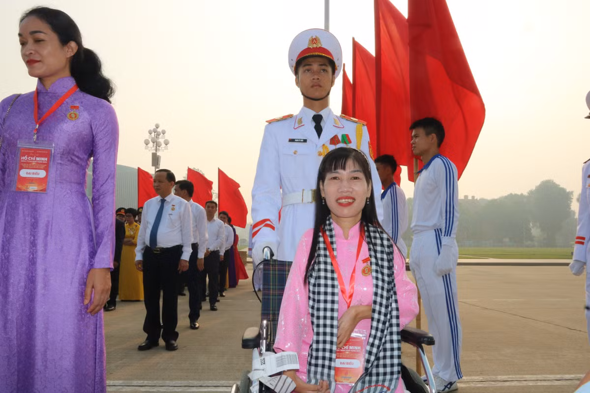 Huynh Thi Xam: Nghi luc cua nu hoa si ve tranh bang chan