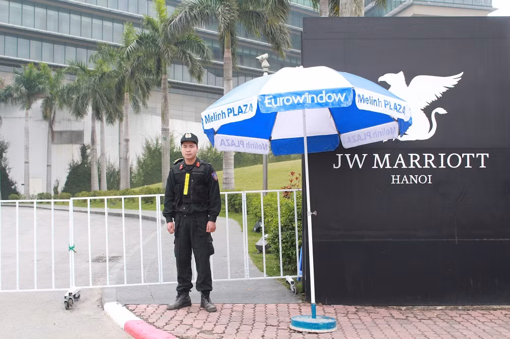 Khu vực khách sạn Marriott - nơi nghỉ ngơi của các đại biểu cũng có lực lượng an ninh canh gác cẩn mật.