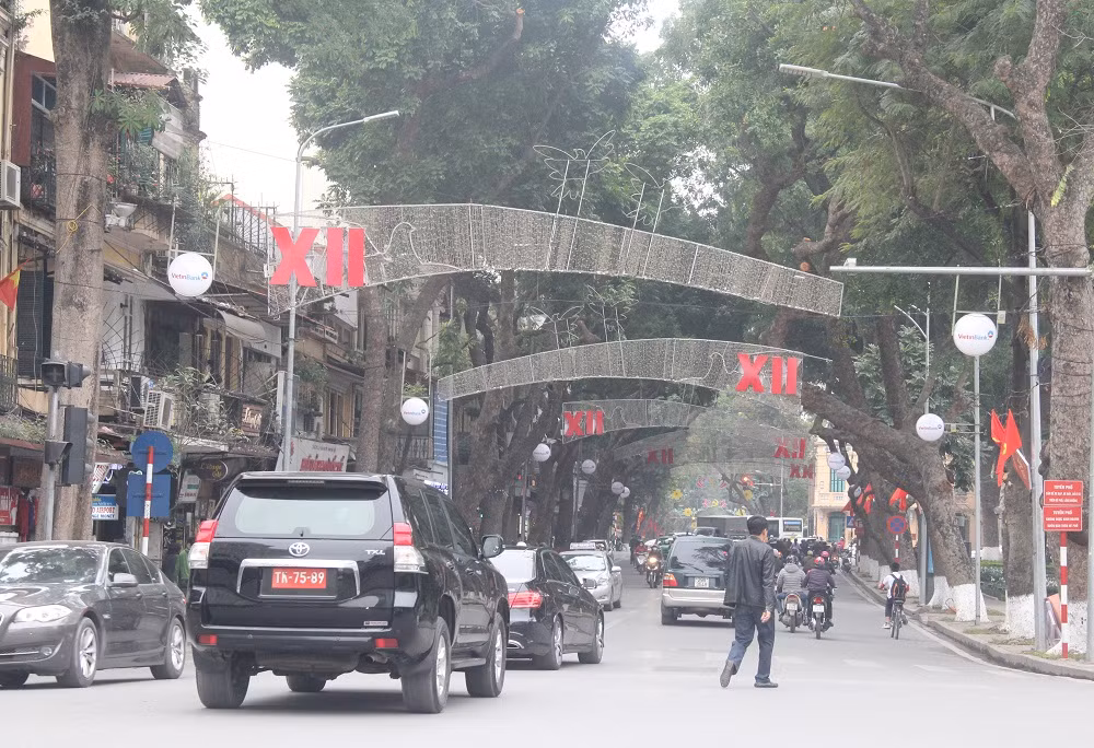 Đường bờ hồ hướng đi từ Quảng trường Cách mạng tháng Tám nhìn sang, hệ thống đèn chữ đã được lắp đặt từ sớm.