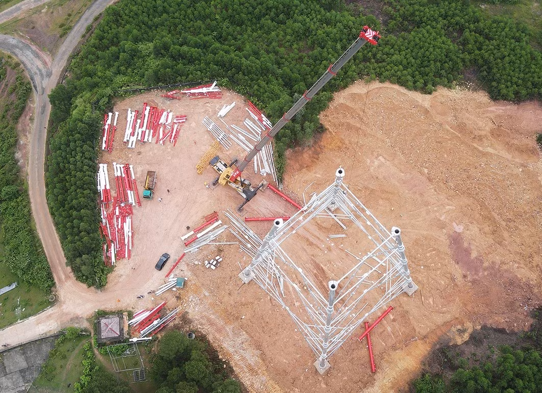 Toàn tuyến có 3 vị trí cột cao 145m (thuộc địa phận xã Cẩm Mỹ và xã Cẩm Thạch, huyện Cẩm Xuyên) được dựng từ các cột ống - công nghệ lần đầu tiên được sử dụng tại dự án đường dây 500 kV mạch 3. 