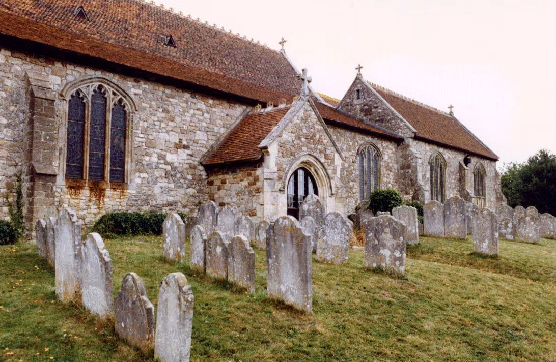 Đảo Isle of Wight nằm trên bờ biển phía nam nước Anh, là nơi sinh sống của hơn 130.000 dân. Hòn đảo nổi tiếng bởi sự xuất hiện của những oan hồn tu sĩ và phụ nữ đơn thân.