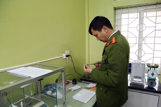 Đúng như dự đoán, kết quả giải phẫu cho thấy bà L. chết do tác động ngoại lực, cơ thể có nhiều vết thương, tuy nhiên chưa thể xác định được loại hung khí. Đến đây, công an đã có thể kết luận đó là một vụ án mạng. Bà L. sống độc thân, không lập gia đình cũng không có con cái. Gia cảnh nạn nhân rất vất vả, mọi sinh hoạt đều do các anh chị em trong nhà giúp đỡ. (Ảnh minh họa, nguồn internet) 