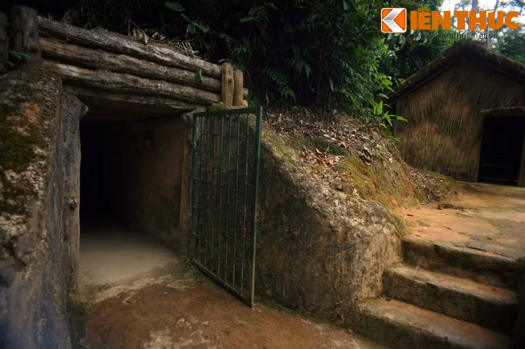 Đầu bên kia căn hầm dẫn đến lán làm việc của Thiếu tướng Hoàng Văn Thái, Tham mưu trưởng Chiến dịch Điện Biên Phủ.