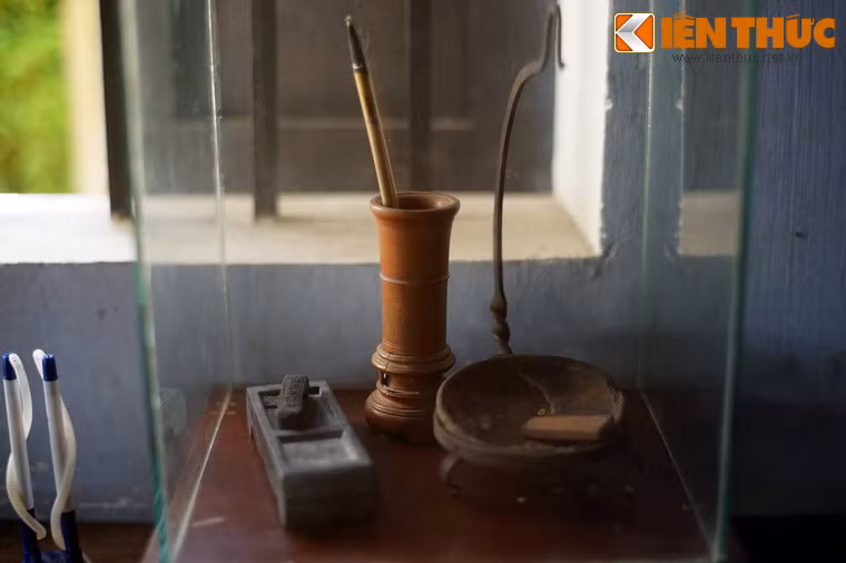 Ngôi nhà đã chứng kiến những năm tháng miệt mài đèn sách, khổ công học hành của ông Nguyễn Sinh Sắc, sự trung hậu, đảm đang của bà Hoàng Thị Loan, cũng như sự lớn lên và trưởng thành của hai anh em Khiêm, Cung (Chủ tịch Hồ Chí Minh).