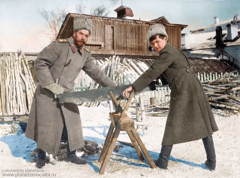 Sa hoàng Nicholas II với một người con trai là Alexei trong thời gian bị quản thúc ở Tobolsk, 1918. Ảnh: Vacheslaw Peregoodow Flickr.