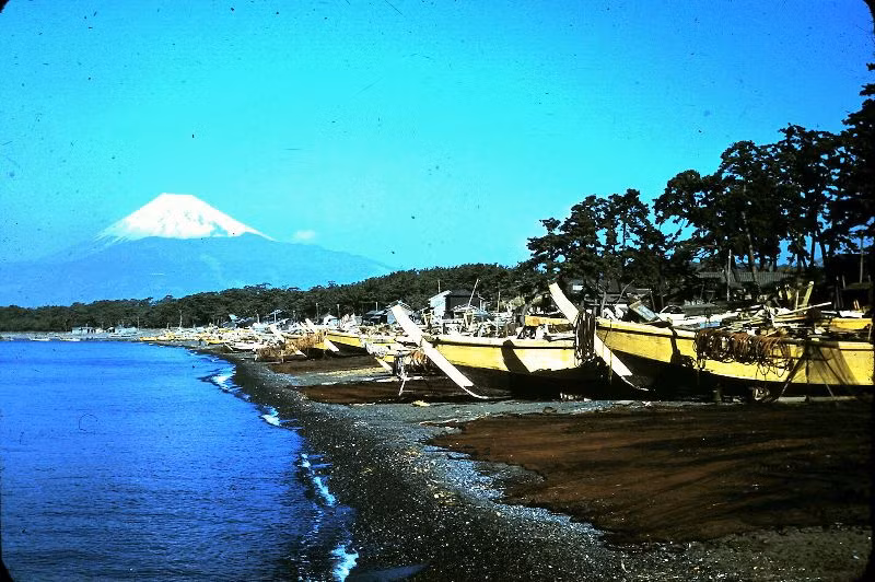 Bến cá Numazu, phía xa là núi Phú Sĩ. Ảnh: Leonora (Ellie) Enking Flickr.
