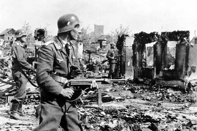 Lính Đức di chuyển qua đống đổ nát ở chiến trường Stalingrad. Ảnh: Vintag.