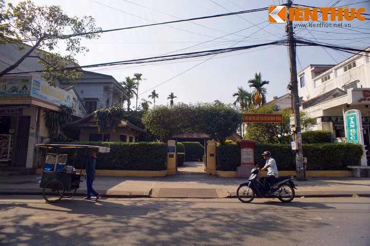 Ông về quê bàn với gia đình đưa vợ con cùng vào Huế để gia đình có điều kiện giúp đỡ ông học hành, và ông cũng có thời gian chăm sóc và nuôi dạy các con. Đến Huế nhờ người quen giới thiệu, ông đã thuê được một căn nhà nhỏ ở đường Đông Ba (là ngôi nhà di tích hiện nay).