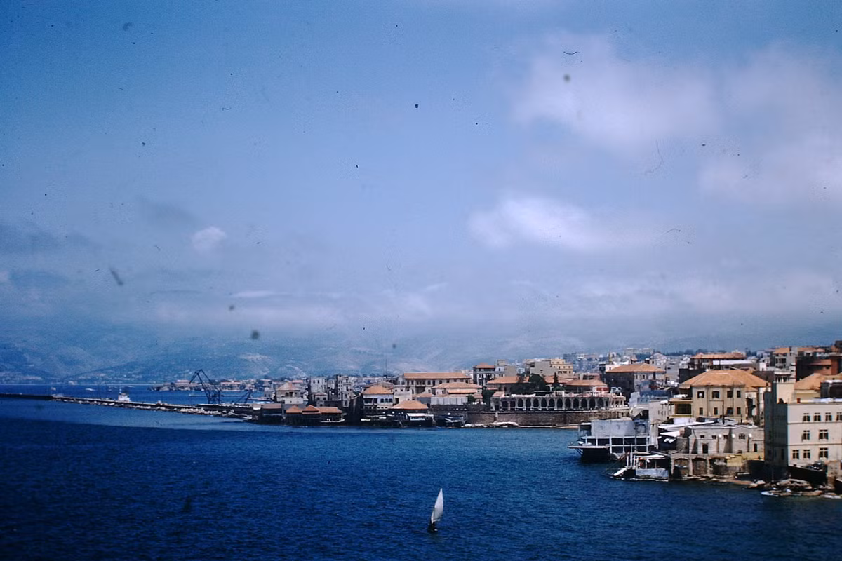 Khung cảnh nhìn từ khách sạn bên bờ biển ở Beirut. Ảnh: Found Slides.