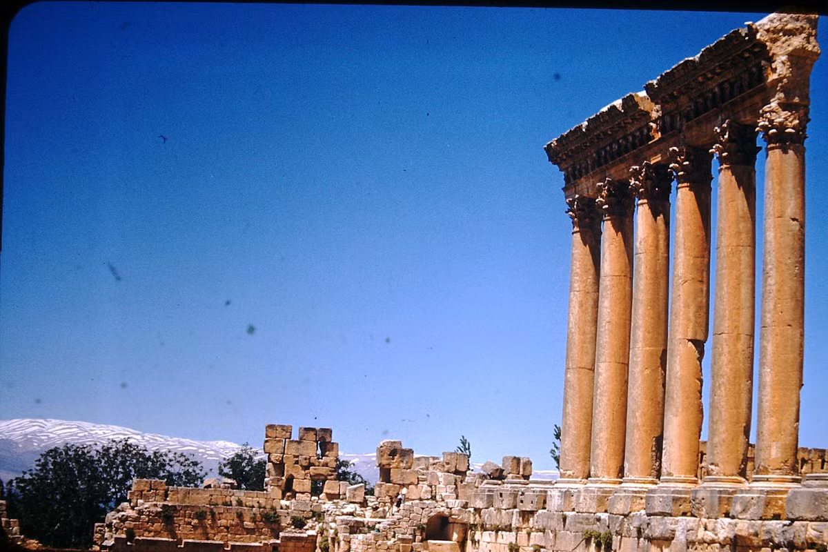 Phế tích đền thờ thần Jupiter ở Baalbeck. Ảnh: Found Slides.