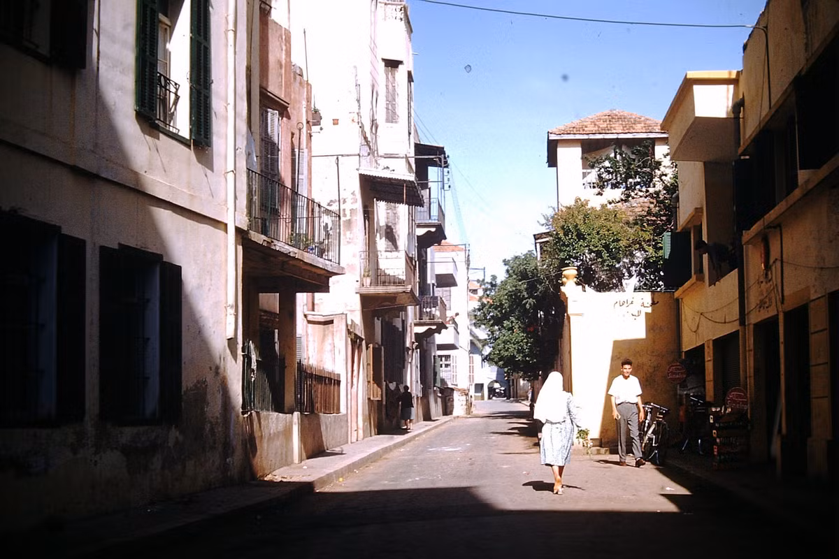 Trên một con đường ở Beirut. Ảnh: Found Slides.