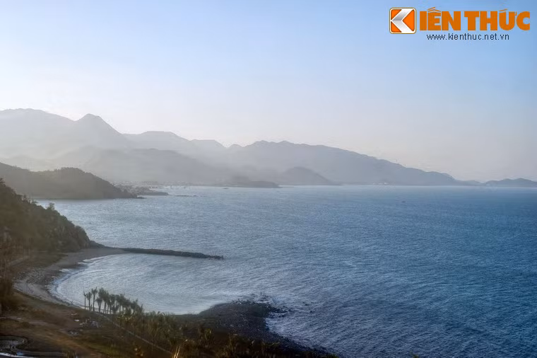 Vẻ hoang sơ với những bãi cát trải dài hàng và đồi núi trập trùng khiến không gian nơi đây tựa như chốn tiên cảnh trong ánh sáng huyền ảo của buổi bình minh hoặc chiều tà.