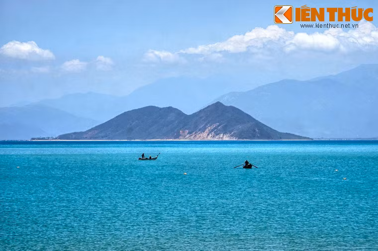 Giữa lòng vịnh nhấp nhô hàng chục hòn đảo lớn nhỏ, trong đó lớn nhất là đảo Hòn Lớn với diện tích khoảng 46km2. Bên cạnh đó là các đảo Hòn Quéo, Hòn Trâu Nằm, Hòn Me, Hòn Bịp, Hòn Đen, Hòn Ong, Hòn Săng...