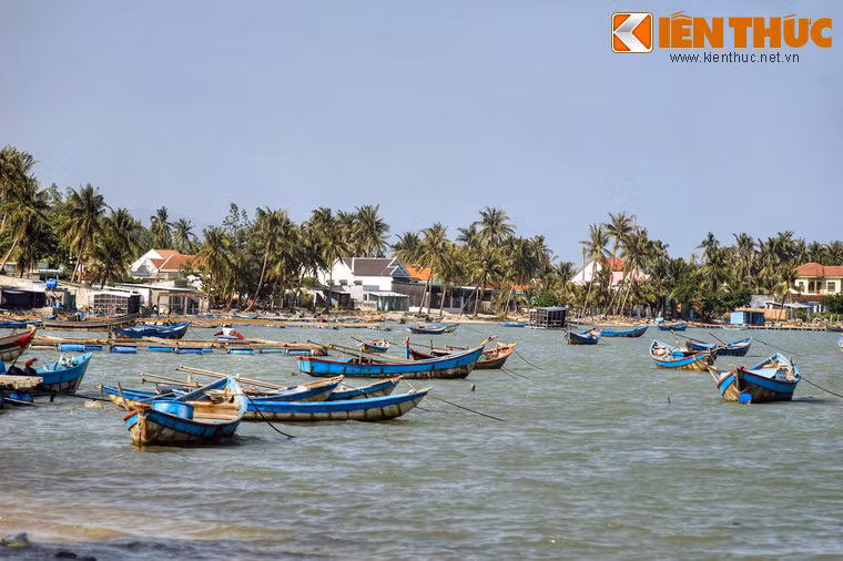 Hiện tại, nhiều địa điểm thuộc khu vực vịnh Vân Phong đã được khai thác du lịch, tiêu biểu là Hòn Bịp, Hòn Lớn, Hòn Ông, Mũi Đôi, bán đảo Đầm Môn, thôn Sơn Đừng...