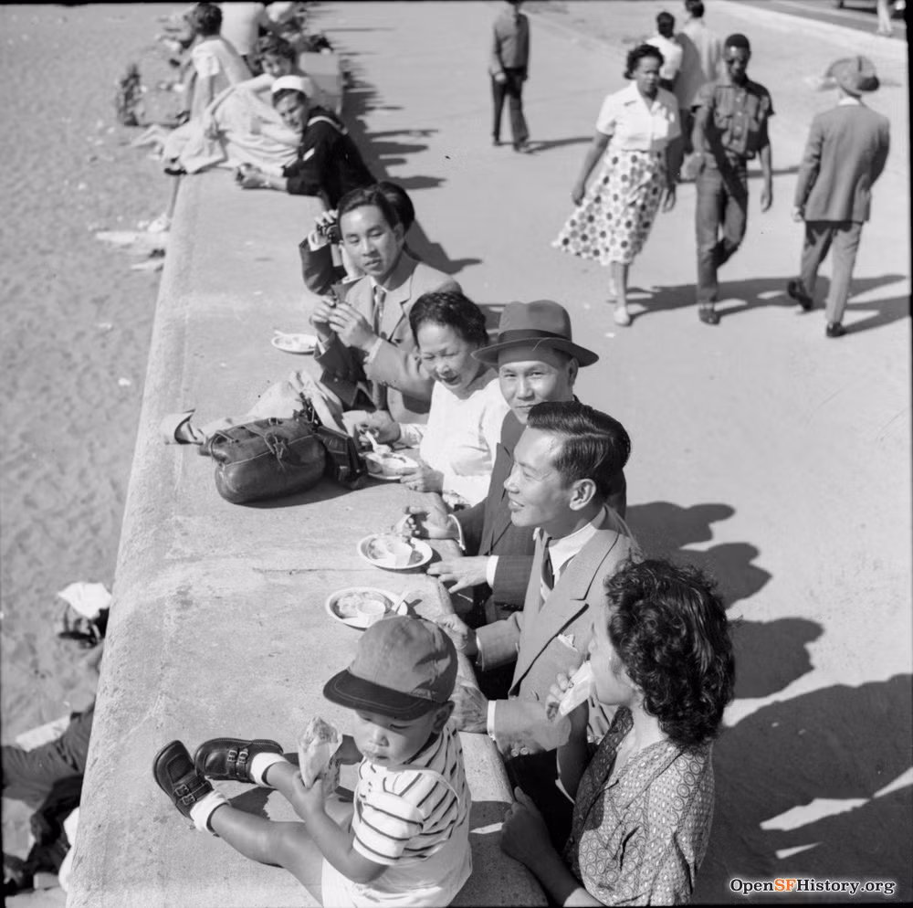 Bữa ăn nhẹ ngoài trời với view biển thơ mộng. Ảnh: Opensfhistory.org.