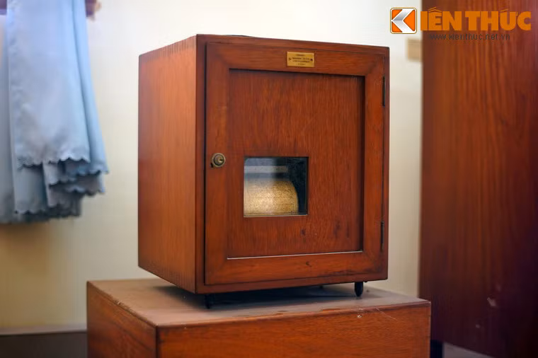 Nổi bật trong bộ sưu tập này là các trang thiết bị phục vụ nghiên cứu khoa học của Yersin, như chiếc phong vũ biểu với biểu đồ tự ghi trong ảnh.