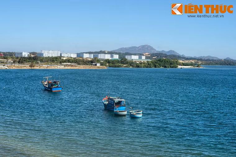 Tính từ đường hàng hải quốc tế vào vịnh Cam Ranh chỉ mất 1 giờ tàu biển, trong khi đó Vũng Tàu cách 3 giờ, vào Hải Phòng cách 8 giờ.