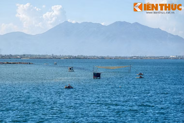 Vịnh có diện tích khoảng 185km2, gần như khép kín bởi bán đảo Cam Ranh với những dãy núi cao từ phía Bắc chạy phủ kín cả phía Đông, phía Tây, phía Nam là đất liền, chỉ mở ra một cửa lớn ở phía Đông. Do được bao bọc bởi một vành đai chắn gió nên mặt nước vịnh luôn êm đềm.