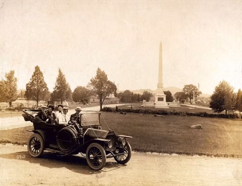 Khách du lịch trên mẫu xe 1909 Oakland ở thị trấn Gettysburg, bang Pennsylvania. Ảnh: Vintag.