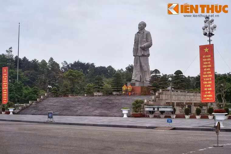 Tượng Bác dựa vào một quả núi nhân tạo mô phỏng theo núi Chung ở Làng Sen quê Bác. Núi được đắp hình chữ “Vương”, đỉnh cao nhất là 11m, có đường lên núi thuận tiện.