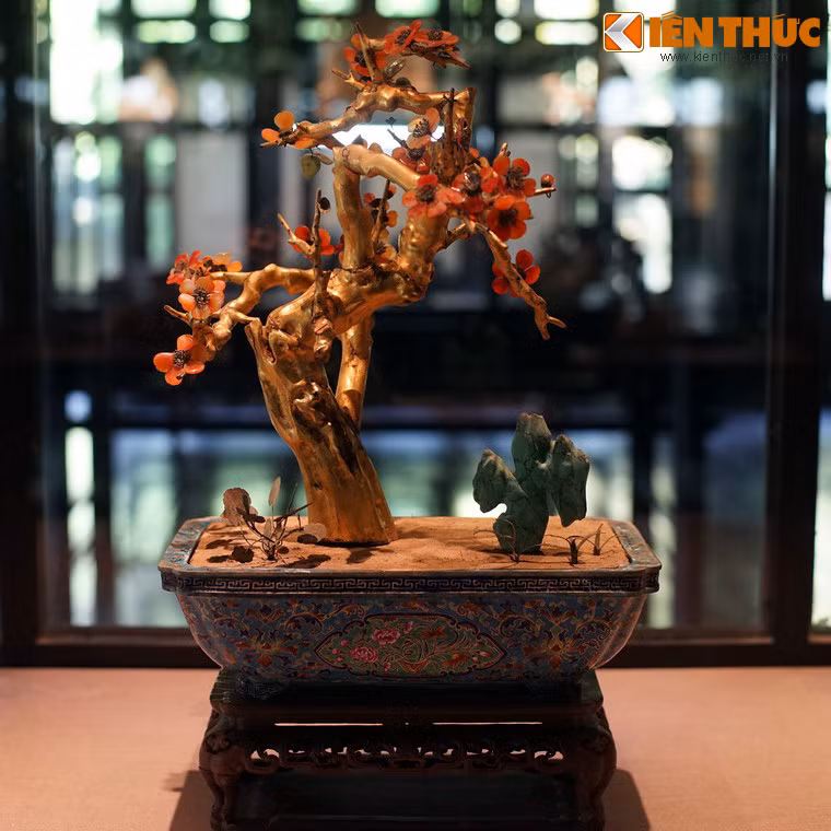 Một cây "cành vàng lá ngọc" khác được trưng bày tại bảo tàng là cây hoa mai đỏ. Tác phẩm này không còn được nguyên vẹn như các "cành vàng là ngọc" đã đề cập ở trên.