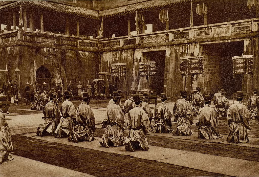Các quan lại trong buổi chầu vua trước Ngọ Môn, Hoàng thành Huế. Ảnh: Gallica.bnf.fr.