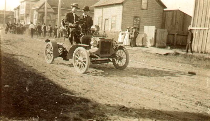 Chiếc xe hơi đầu tiên xuất hiện ở thành phố Crescent, bang California năm 1905. Ảnh: Vintag.