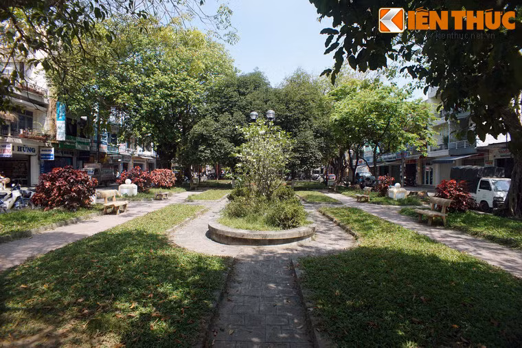 Cấu trúc của trường gồm 10 gian chia làm 5 phòng. Thứ tự từ cổng vào là lớp nhất, kế đến là lớp nhì, lớp ba, lớp tư, lớp ấu học và văn phòng. Mỗi lớp khoảng 40 học sinh, trong lớp có hai dãy bàn, mỗi dãy 5 bàn, bàn thầy giáo, bảng đen được kê trên một bục gỗ.