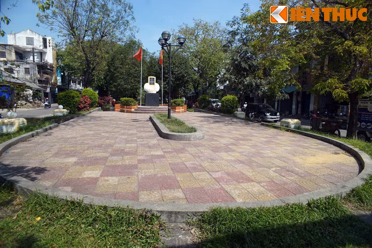 3. Phía cuối đường Phan Đăng Lưu, thuộc phường Phú Hòa, thành phố Huế có một công viên mang lịch sử đặc biệt. Hơn một thế kỷ trước, công viên này chính là nơi tọa lạc của trường Tiểu học Pháp - Việt Đông Ba, nơi Nguyễn Tất Thành - Bác Hồ thời trẻ - đã theo học những năm 1906 - 1908.