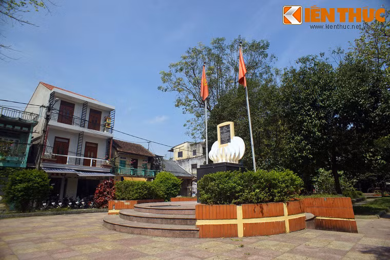 Theo dòng lịch sử, trường Tiểu học Pháp - Việt Đông Ba được thành lập năm 1905, ở vị trí công viên hiện tại. Năm 1923, trường chuyển đến địa điểm trường THPT Gia Hội ngày nay. Nguyễn Tất Thành đã theo học ở trường niên khoá 1906 - 1907 (lớp nhì) và 1907 - 1908 (lớp nhất).