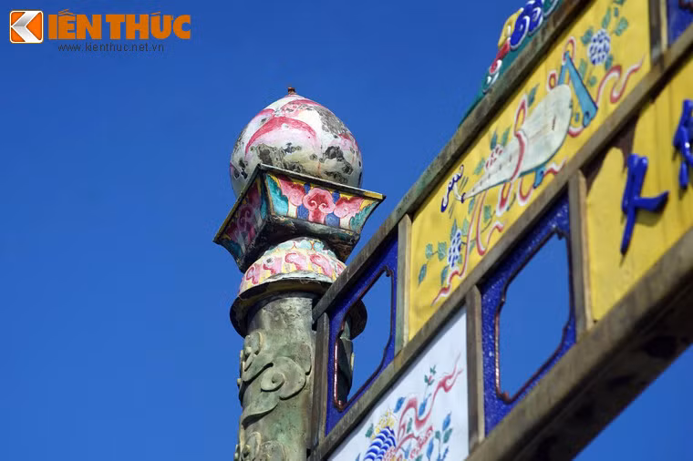 Đầu trụ búp sen làm bằng pháp lam ở cổng đồng cầu Trung Đạo.