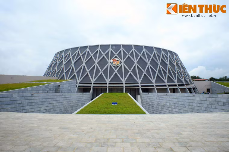 Các điểm đến chính của thành phố Điện Biên Phủ là đồi A1, đồi D1, đồi Him Lam, hầm tướng de Castries, nghĩa trang Liệt sĩ Điện Biên Phủ, Bảo tàng Chiến thắng Điện Biên Phủ... Ảnh: Bảo tàng Chiến thắng Điện Biên Phủ nằm ở trung tâm thành phố.