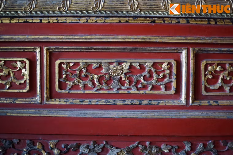 Toàn bộ phần giá gương được làm bằng gỗ quý, sơn son thiếp vàng lộng lẫy.